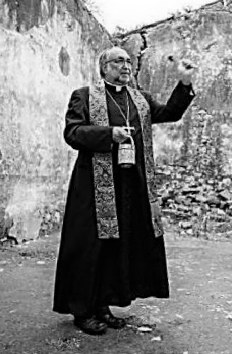 El arzobispo de Oviedo, Jesús Sanz Montes, bendijo ayer las ruinas de la capilla de Santa Catalina de Alejandría, de Huerres