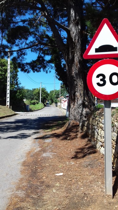 Instalación de señalización en San Pedro (Lastres)