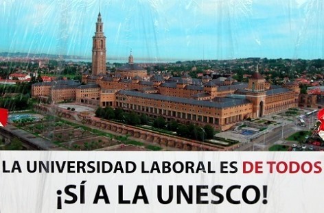 Numerosas personas llegan a llenar la plaza del Ayuntamento de Gijón apoyando la candidatura de la Universidad Laboral