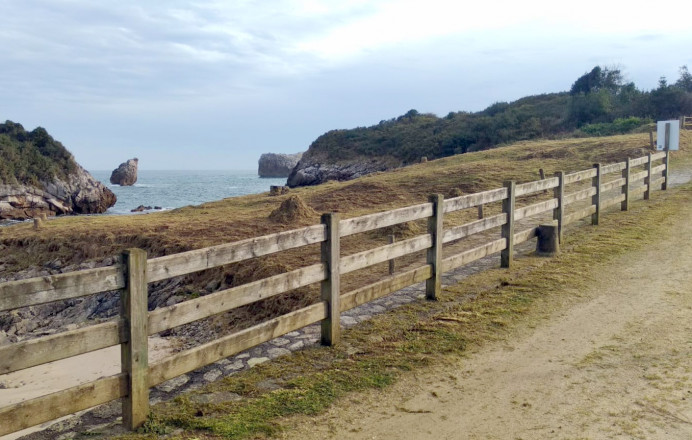 PLE de Llanes repara vallas madera Senda Costera