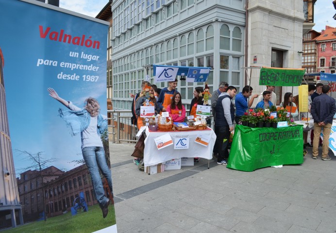 Alumnos de la comarca participaron esta mañana en Llanes en un mercado promovido por el centro formativo Valnalón