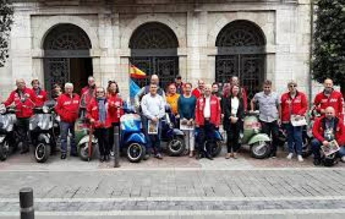 Concentración Vespas de Llanes: donación Asociación Galbán