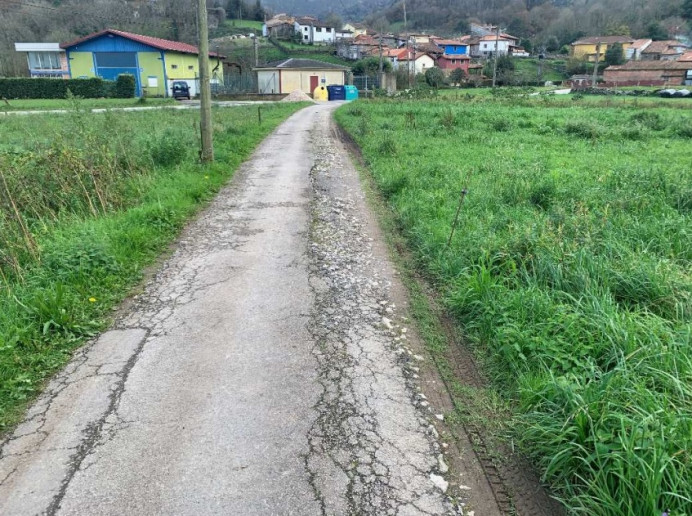 El Ayuntamiento de Llanes concluye las obras de mejora del camino del cementerio de Vibañu