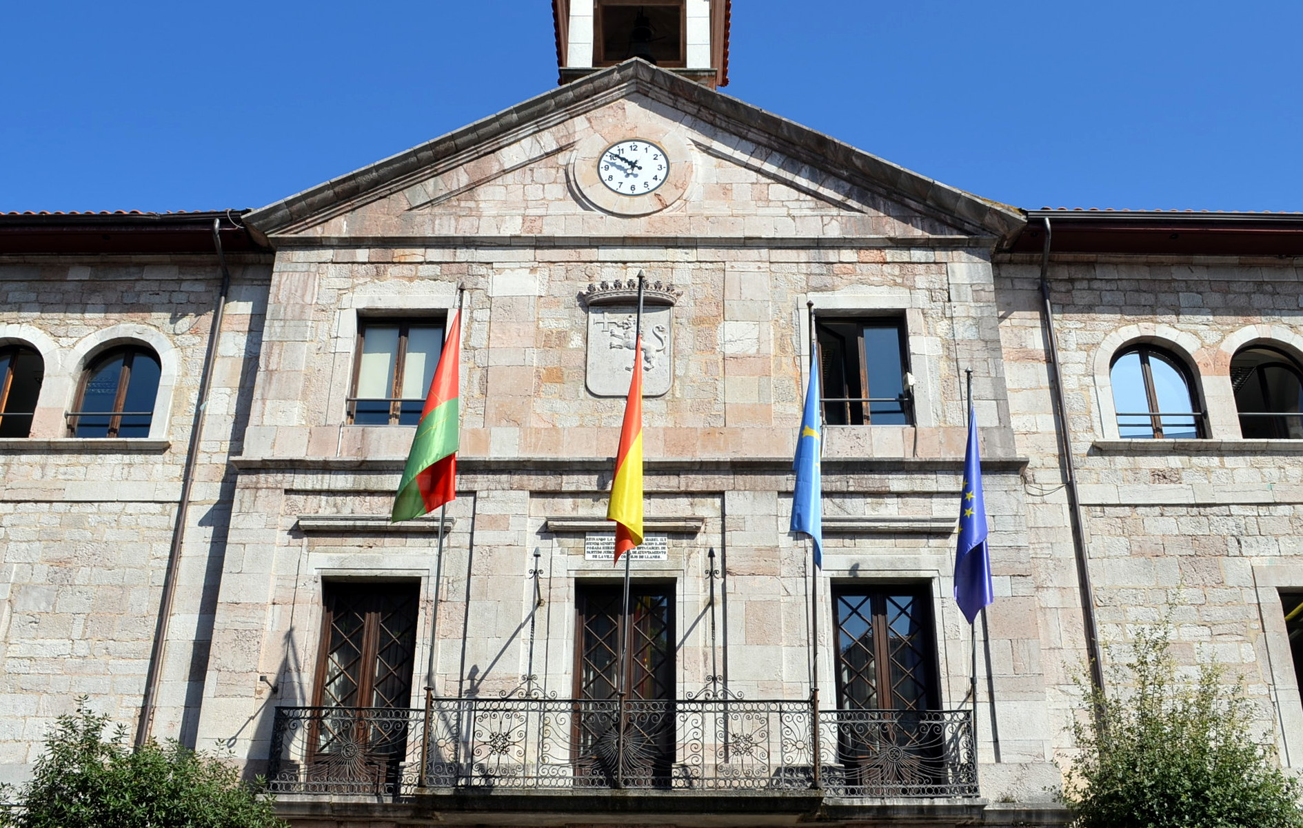 El Ayuntamiento de Llanes aprueba inicialmente el Plan Especial de Usos Turísticos y prolonga la suspensión de nuevas licencias para viviendas vacacionales y turísticas El Ayuntamiento de Llanes aprueba inicialmente el Plan Especial de Usos Turísticos y prolonga la suspensión de nuevas licencias para viviendas vacacionales y turísticas