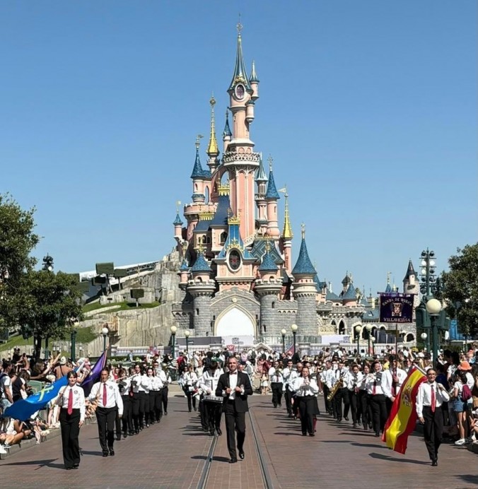 La Banda de Música de Villaviciosa brilla en su primer desfile en Disneyland París