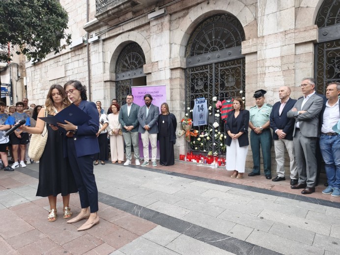 Llanes reúne a las instituciones en una concentración de rechazo por el asesinato machista de Laura