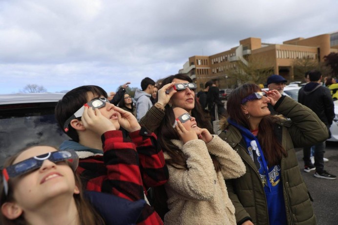 Llanes suspende el reparto de gafas para el eclipse y el PSOE pide aclaraciones sobre su adquisición