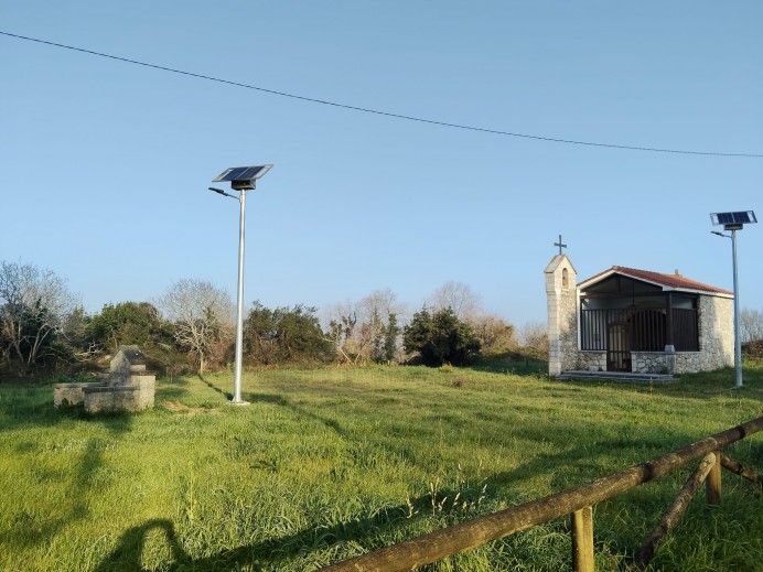Llanes instala nuevas luminarias solares en Garaña y Los Carriles para mejorar la eficiencia energética de sus áreas recreativas