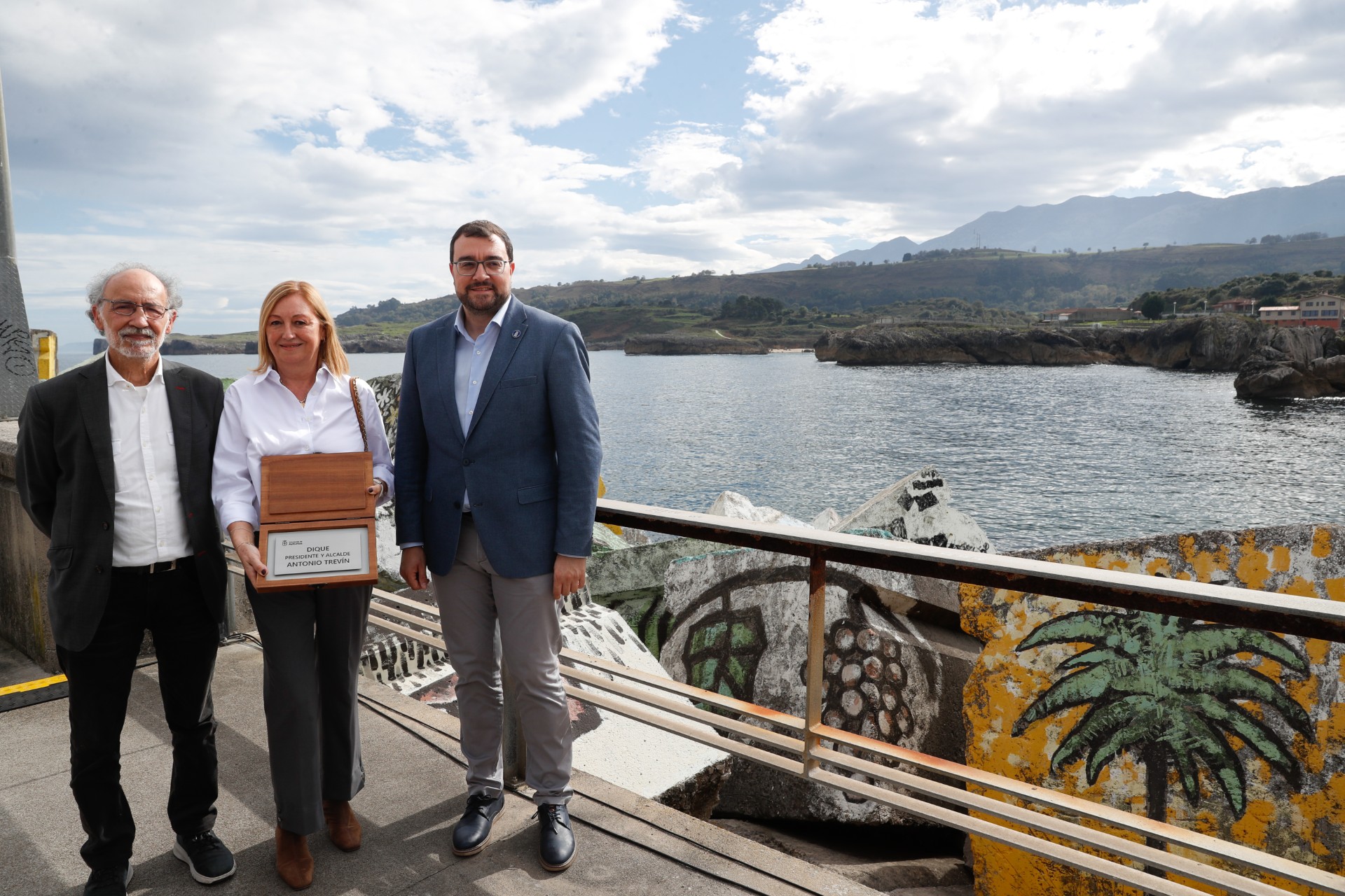Llanes dedica el dique del puerto a Antonio Trevín en reconocimiento a su vínculo con el concejo Llanes dedica el dique del puerto a Antonio Trevín en reconocimiento a su vínculo con el concejo