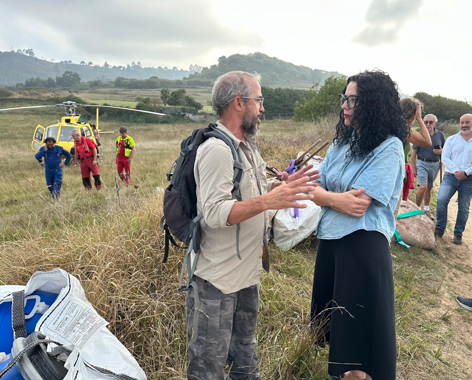 El MUJA rescata fósiles de un saurópodo gigante en los acantilados de Ribadesella El MUJA rescata fósiles de un saurópodo gigante en los acantilados de Ribadesella