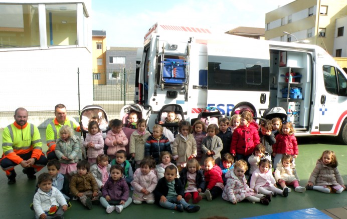 Actividades de la Escuela 0 a 3 años de Llanes: visita de la ambulancia Actividades de la Escuela 0 a 3 años de Llanes: visita de la ambulancia