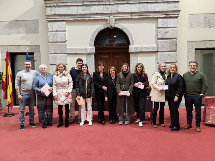 Llanes entrega los premios de decoración navideña de escaparates y fachadas