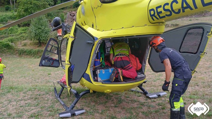 Rescatado un hombre que pasó la noche herido junto a un río tras sufrir una caída en Ponga