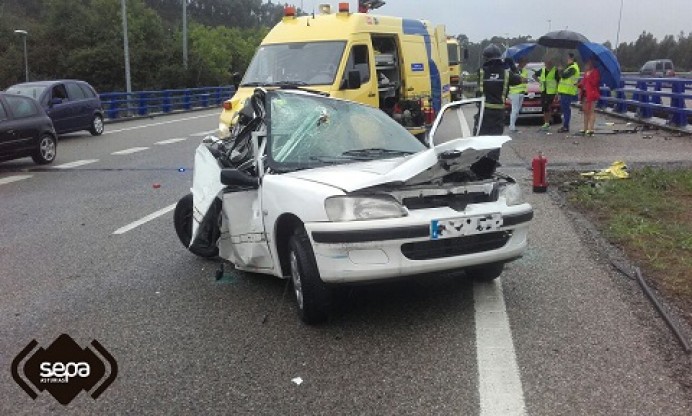 Accidente de tráfico con heridos en Castrillón Accidente de tráfico con heridos en Castrillón